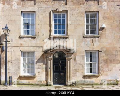 Facciata di un edificio neoclassico a Stamford, Inghilterra. Foto Stock