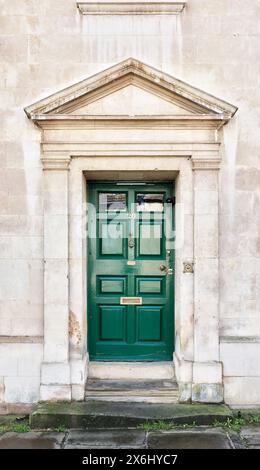 Ingresso elaborato di un edificio neoclassico a Stamford, Inghilterra. Foto Stock