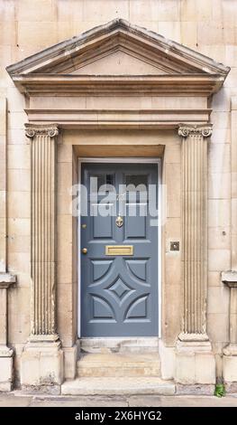 Ingresso elaborato di un edificio neoclassico a Stamford, Inghilterra. Foto Stock