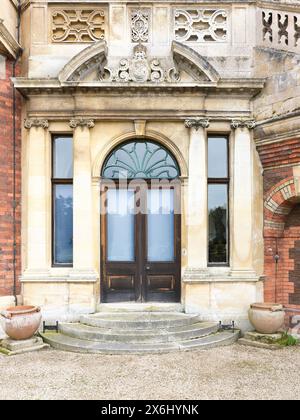 Ingresso elaborato di un edificio neoclassico a Stamford, Inghilterra. Foto Stock