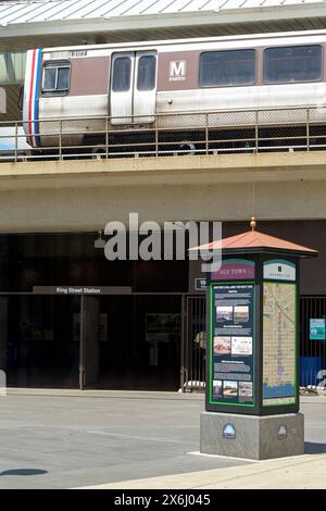 Alexandria, Virginia, Stati Uniti - 1 maggio 2024: Ufficio informazioni turistiche e mappa della città fuori dalla stazione ferroviaria della metropolitana nel centro storico di Alexandria Foto Stock