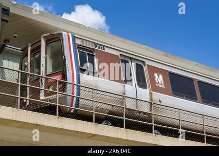 Alexandria, Virginia, Stati Uniti - 1° maggio 2024: Treno nella stazione della metropolitana Foto Stock