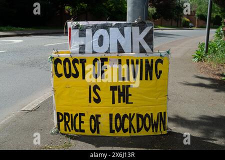 Maidenhead, Berkshire, Regno Unito. 15 maggio 2024. I manifestanti del Berkshire Yellow Freedom Boards si trovavano oggi a Maidenhead, nel Berkshire, con vari messaggi del cartellone giallo. Oggi hanno protestato per numerosi problemi, tra cui società senza contanti, paesi appartenenti al People Not Governement, Net Zero, Covid Jabs, Digital ID e Wind Solar Farms. Crediti: Maureen McLean/Alamy Live News Foto Stock