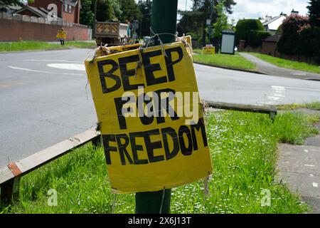 Maidenhead, Berkshire, Regno Unito. 15 maggio 2024. I manifestanti del Berkshire Yellow Freedom Boards si trovavano oggi a Maidenhead, nel Berkshire, con vari messaggi del cartellone giallo. Oggi hanno protestato per numerosi problemi, tra cui società senza contanti, paesi appartenenti al People Not Governement, Net Zero, Covid Jabs, Digital ID e Wind Solar Farms. Crediti: Maureen McLean/Alamy Live News Foto Stock