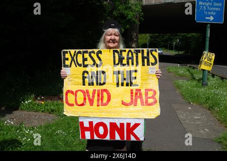 Maidenhead, Berkshire, Regno Unito. 15 maggio 2024. I manifestanti del Berkshire Yellow Freedom Boards si trovavano oggi a Maidenhead, nel Berkshire, con vari messaggi del cartellone giallo. Oggi hanno protestato per numerosi problemi, tra cui società senza contanti, paesi appartenenti al People Not Governement, Net Zero, Covid Jabs, Digital ID e Wind Solar Farms. Crediti: Maureen McLean/Alamy Live News Foto Stock