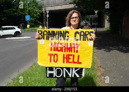 Maidenhead, Berkshire, Regno Unito. 15 maggio 2024. I manifestanti del Berkshire Yellow Freedom Boards si trovavano oggi a Maidenhead, nel Berkshire, con vari messaggi del cartellone giallo. Oggi hanno protestato per numerosi problemi, tra cui società senza contanti, paesi appartenenti al People Not Governement, Net Zero, Covid Jabs, Digital ID e Wind Solar Farms. Crediti: Maureen McLean/Alamy Live News Foto Stock