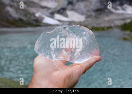 Natura norvegese. Paesaggio glaciale. Parco nazionale di Jostedalsbreen - ghiacciaio Nigardsbreen tenuto in mano. Foto Stock