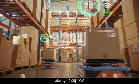 Concetto 3D della tecnologia del futuro: Robot AGV automatizzati per il retail warehouse con infografiche che distribuiscono scatole di cartone nel centro logistico di distribuzione. Veicoli a guida automatica merci, prodotti, pacchetti Foto Stock