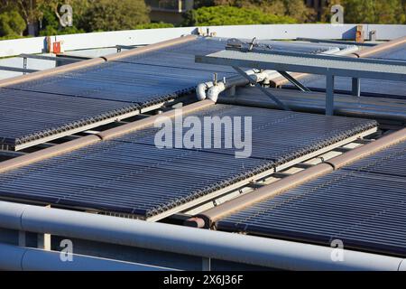 Roof top scaldabagno ad energia solare a Barcellona, Spagna. Foto Stock