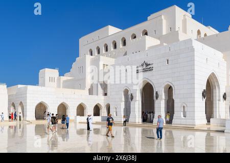 Mascate, Oman - 2 gennaio 2024: La Royal Opera House rappresenta una testimonianza del ricco patrimonio culturale e architettonico dell'Oman. Foto Stock