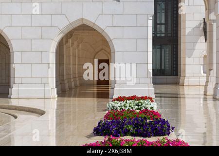 Mascate, Oman - 2 gennaio 2024: La Royal Opera House si illumina sotto il cielo di Mascate, un faro di splendore culturale. Foto Stock