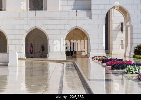 Mascate, Oman - 2 gennaio 2024: La Royal Opera House, una visione di eleganza, si erge contro il vibrante cielo di Mascate. Foto Stock