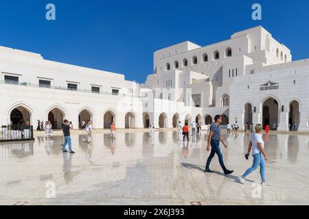 Mascate, Oman - 2 gennaio 2024: La Royal Opera House accoglie i visitatori nella sua grande piazza, una testimonianza della fusione culturale dell'Oman. Foto Stock