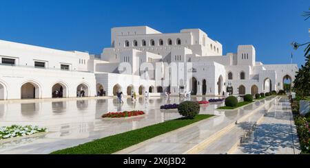 Mascate, Oman - 2 gennaio 2024: La Royal Opera House si erge come un faro di raffinatezza culturale e bellezza architettonica. Foto Stock