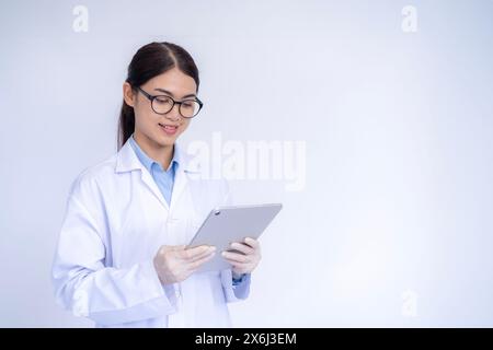 Ritratto di medico donna asiatica su sfondo bianco Foto Stock