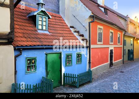 Viale d'Oro di Praga (Zlata Ulicka). Piccole case nell'area del Castello di Hradcany nella città di Praga, Repubblica Ceca. Foto Stock