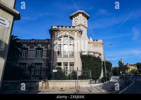 Massena High School, costruita nel 1795, presenta un'architettura elegante e una torre dell'orologio. Foto Stock