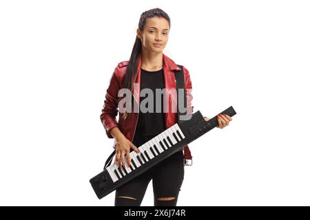 Musicista donna che suona un keytar e si trova isolata su sfondo bianco Foto Stock