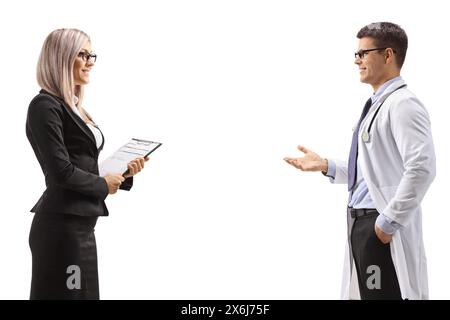 Foto del profilo di una donna professionista e di un medico di sesso maschile che ha una conversazione isolata su sfondo bianco Foto Stock
