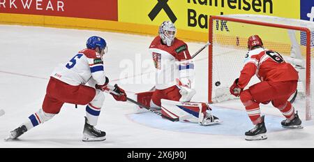 Praga, Repubblica Ceca. 15 maggio 2024. Repubblica Ceca contro Danimarca partita Del gruppo A del Campionato del mondo 2024 IIHF, a Praga, Repubblica Ceca, il 15 maggio 2024. L-R Libor Hajek (CZE), portiere Lukas Dostal (CZE), con Christian Wejse (DEN). Crediti: Vit Simanek/CTK Photo/Alamy Live News Foto Stock