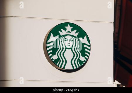 Nizza, Francia - 28 gennaio 2024: Cartello Starbucks Coffee Shop nel centro di Nizza Foto Stock