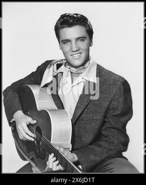 Elvis Presley 1958 posa per un ritratto promozionale in studio su sfondo bianco con la sua chitarra. ELVIS PRESLEY '50 's Vintage '1950 Hollywood film studio stampa ritratto promozionale ancora di Elvis Presley 'The King' Foto Stock