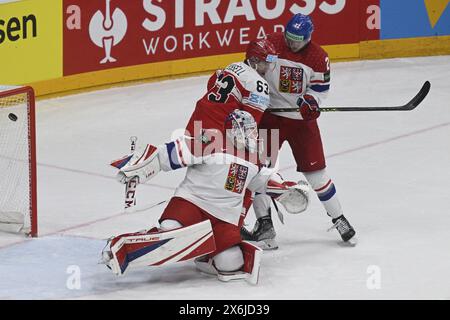 Praga, Repubblica Ceca. 15 maggio 2024. Repubblica Ceca contro Danimarca partita Del gruppo A del Campionato del mondo 2024 IIHF, a Praga, Repubblica Ceca, il 15 maggio 2024. L-R portiere Lukas Dostal, Patrick Russell, Jachym Kondelik (tutti CZE). Crediti: Vit Simanek/CTK Photo/Alamy Live News Foto Stock