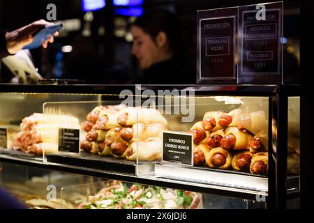 Madrid, Spagna. 11 febbraio 2024 - vari tipi di involtini di salsiccia in mostra al Mercado de San Miguel. Foto Stock
