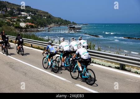 Sanremo, Italia. 15 maggio 2024. Tappa 11 Casalbordino - Francavilla al Mare - 15 maggio 2024. Sport - ciclismo . Giro-e nella foto: Gara (foto di Alessandro Garofalo/LaPresse) credito: LaPresse/Alamy Live News Foto Stock