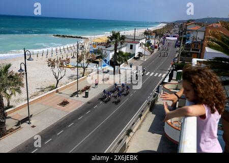 Sanremo, Italia. 15 maggio 2024. Tappa 11 Casalbordino - Francavilla al Mare - 15 maggio 2024. Sport - ciclismo . Giro-e nella foto: Gara (foto di Alessandro Garofalo/LaPresse) credito: LaPresse/Alamy Live News Foto Stock