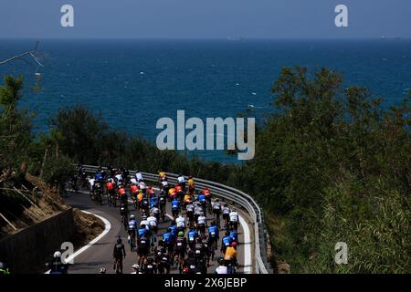 Sanremo, Italia. 15 maggio 2024. Tappa 11 Casalbordino - Francavilla al Mare - 15 maggio 2024. Sport - ciclismo . Giro-e nella foto: Gara (foto di Alessandro Garofalo/LaPresse) credito: LaPresse/Alamy Live News Foto Stock