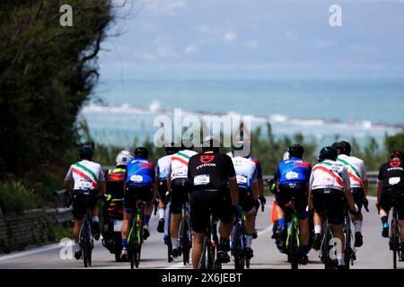 Sanremo, Italia. 15 maggio 2024. Tappa 11 Casalbordino - Francavilla al Mare - 15 maggio 2024. Sport - ciclismo . Giro-e nella foto: Gara (foto di Alessandro Garofalo/LaPresse) credito: LaPresse/Alamy Live News Foto Stock