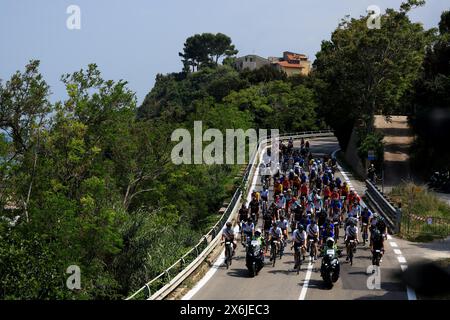 Sanremo, Italia. 15 maggio 2024. Tappa 11 Casalbordino - Francavilla al Mare - 15 maggio 2024. Sport - ciclismo . Giro-e nella foto: Gara (foto di Alessandro Garofalo/LaPresse) credito: LaPresse/Alamy Live News Foto Stock