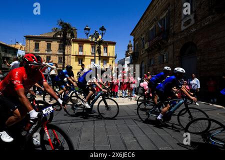 Sanremo, Italia. 15 maggio 2024. Tappa 11 Casalbordino - Francavilla al Mare - 15 maggio 2024. Sport - ciclismo . Giro-e nella foto: Gara (foto di Alessandro Garofalo/LaPresse) credito: LaPresse/Alamy Live News Foto Stock