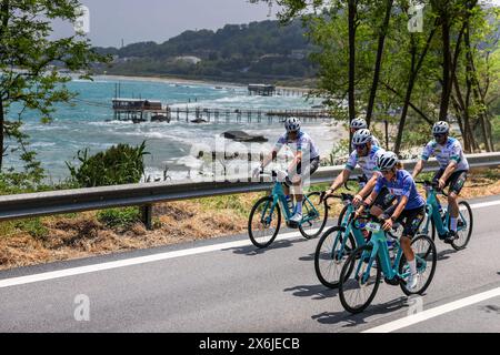 Sanremo, Italia. 15 maggio 2024. Tappa 11 Casalbordino - Francavilla al Mare - 15 maggio 2024. Sport - ciclismo . Giro-e nella foto: Gara (foto di Alessandro Garofalo/LaPresse) credito: LaPresse/Alamy Live News Foto Stock