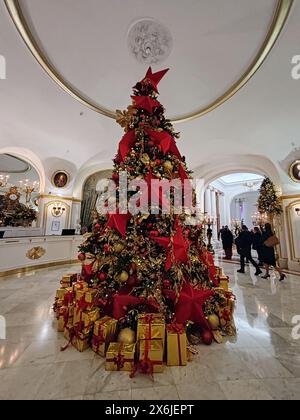 Nizza, Francia - 4 dicembre 2023: Albero di Capodanno nell'atrio del leggendario Hotel Negresco di Nizza Foto Stock