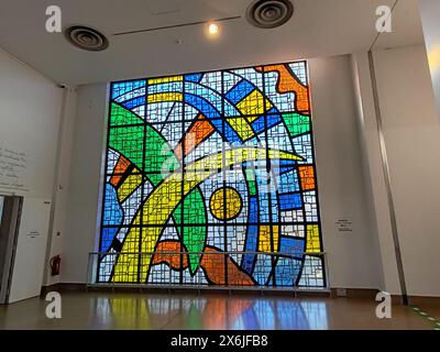 Biot, Francia - 4 dicembre 2023: Grande vetrata all'interno del museo nazionale Fernand Leger di Biot Foto Stock