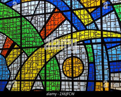 Biot, Francia - 4 dicembre 2023: Grande vetrata all'interno del museo nazionale Fernand Leger di Biot Foto Stock