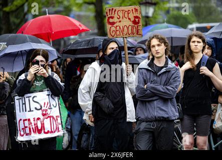 AMSTERDAM - manifestanti durante una dimostrazione allo stopera attirando l'attenzione sulla commemorazione Nakba. In quel giorno, i palestinesi di tutto il mondo commemorano il fatto che 76 anni fa, il 15 maggio 1948, centinaia di migliaia di persone sono state cacciate dalle loro case e fuggite intorno alla fondazione dello Stato di Israele nello stesso anno. ANP RAMON VAN FLYMEN netherlands Out - belgio Out Foto Stock