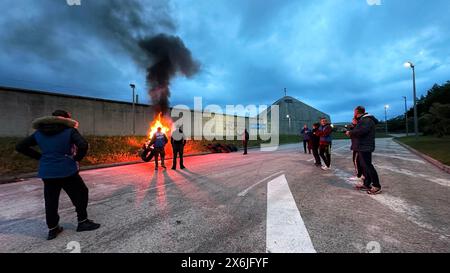 Francia. 15 maggio 2024. © PHOTOPQR/NICE MATIN/LE PARC VALERIE ; 15/05/2024 ; CARCERE DI BLOCCO LA FARLEDE FRANCIA, 15 maggio 2024 in diverse carceri francesi blocco dei centri penitenziari da parte del personale amministrativo carcerario a seguito dell'attacco a un convoglio carcerario a Incarville e della morte di due dei loro colleghi che lavorano all'Pôle de Connection delle estrazioni giudiziarie da Caen (PREJ) credito: MAXPPP/Alamy Live News Foto Stock