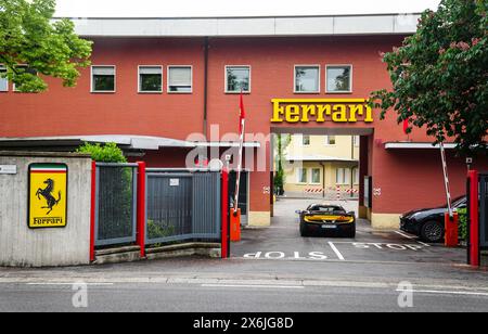 L'ingresso alla fabbrica Ferrari originale a Maranello. Il Gran Premio dell'Emilia Romagna si svolge questo fine settimana sul circuito dell'autodromo Internazionale Enzo e Dino Ferrari in Italia. Data foto: Mercoledì 15 maggio 2024. Foto Stock