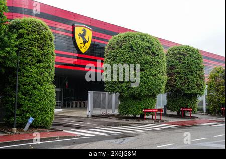 Ingresso alla nuova fabbrica Ferrari a Maranello. Il Gran Premio dell'Emilia Romagna si svolge questo fine settimana sul circuito dell'autodromo Internazionale Enzo e Dino Ferrari in Italia. Data foto: Mercoledì 15 maggio 2024. Foto Stock