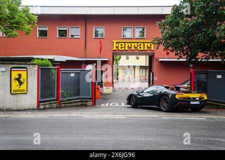 L'ingresso alla fabbrica Ferrari originale a Maranello. Il Gran Premio dell'Emilia Romagna si svolge questo fine settimana sul circuito dell'autodromo Internazionale Enzo e Dino Ferrari in Italia. Data foto: Mercoledì 15 maggio 2024. Foto Stock