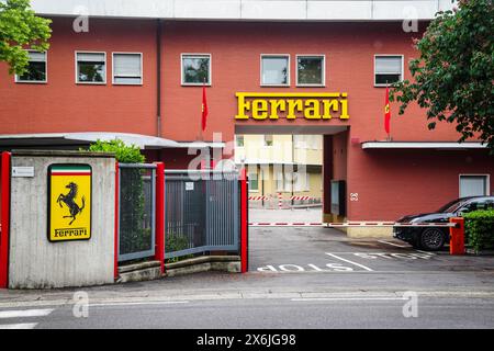 L'ingresso alla fabbrica Ferrari originale a Maranello. Il Gran Premio dell'Emilia Romagna si svolge questo fine settimana sul circuito dell'autodromo Internazionale Enzo e Dino Ferrari in Italia. Data foto: Mercoledì 15 maggio 2024. Foto Stock