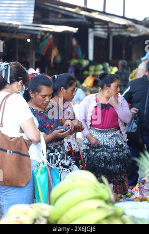 Mercato municipale di Antigua, Guatemala. Bancarelle di frutta che espongono una varietà di prodotti freschi locali. Vivace e affollato mercato ad Antigua vicino alla stazione degli autobus. Foto Stock