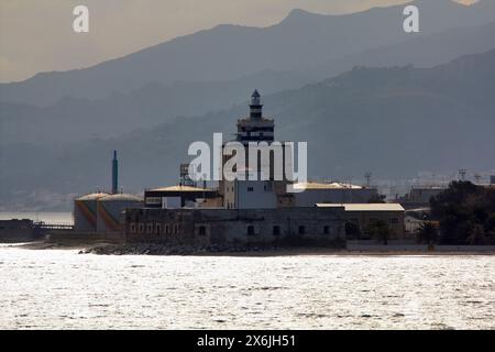 L'Italia, Sicilia, Messina, faro all'antrance del porto Foto Stock