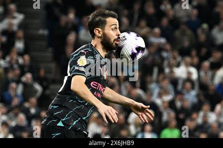 Londra, Regno Unito. 14 maggio 2024. Bernardo Silva di Manchester City in azione. Partita di Premier League, Tottenham Hotspur contro Manchester City allo stadio Tottenham Hotspur di Londra martedì 14 maggio 2024. Questa immagine può essere utilizzata solo per scopi editoriali. Foto per uso editoriale di Sandra Mailer/Andrew Orchard fotografia sportiva/Alamy Live news Credit: Andrew Orchard fotografia sportiva/Alamy Live News Foto Stock