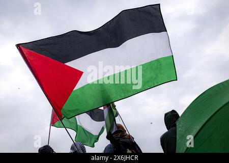 AMSTERDAM - manifestanti durante una dimostrazione allo stopera attirando l'attenzione sulla commemorazione Nakba. In quel giorno, i palestinesi di tutto il mondo commemorano il fatto che 76 anni fa, il 15 maggio 1948, centinaia di migliaia di persone sono state cacciate dalle loro case e fuggite intorno alla fondazione dello Stato di Israele nello stesso anno. ANP RAMON VAN FLYMEN netherlands Out - belgio Out Foto Stock