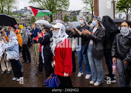 AMSTERDAM - manifestanti durante una dimostrazione allo stopera attirando l'attenzione sulla commemorazione Nakba. In quel giorno, i palestinesi di tutto il mondo commemorano il fatto che 76 anni fa, il 15 maggio 1948, centinaia di migliaia di persone sono state cacciate dalle loro case e fuggite intorno alla fondazione dello Stato di Israele nello stesso anno. ANP RAMON VAN FLYMEN netherlands Out - belgio Out Foto Stock