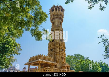 Tempio Hutheesing Jain ad Ahmenabad, Gujarat, India. Esempio di antico tempio giainiano sacro in stile architettonico Maru-Gujarat Foto Stock